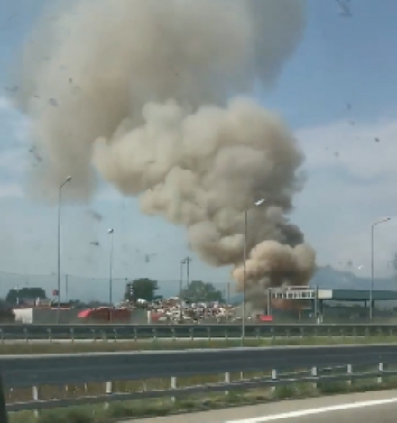 SAVONERA-COLLEGNO - Ennesimo incendio alla ex Publirec: colonna di fumo visibile dalla tangenziale