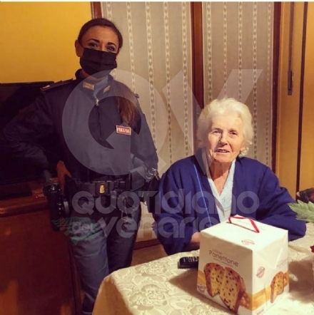 RIVOLI - Sola in casa e senza corrente, 80enne chiama la polizia e gli agenti la aiutano