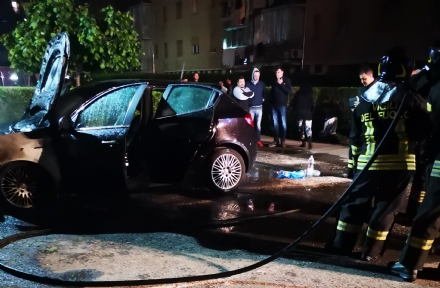 VENARIA - Auto distrutta dalle fiamme alle case Fiordaliso di via Buozzi