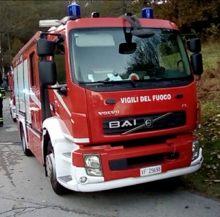 RIVOLI - Incendio al sottotetto della palazzina: duro lavoro per i vigili del fuoco