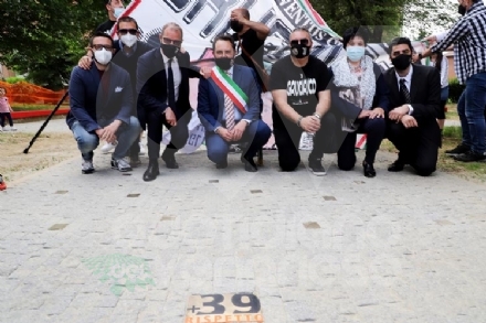 GRUGLIASCO - 39 pietre d'inciampo nel «giardino dell'Heysel» per ricordare la tragedia del 1985 - FOTO