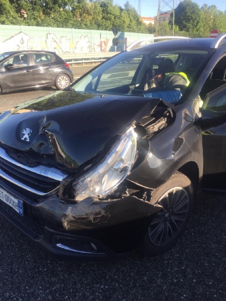 RIVOLI - Tamponamento fra due auto in tangenziale: forti code e pesanti rallentamenti
