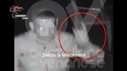 PIANEZZA - Compie il furto e mima il gesto delle corna guardando la telecamera: arrestato