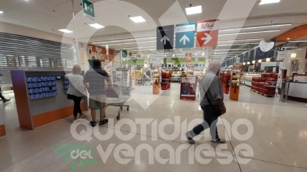 RIVOLI - Dopo l'evacuazione di ieri, il Conad ha riaperto: la Galleria Mercanti nelle prossime ore