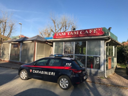 GRUGLIASCO - Rompe una vetrata e ruba alcolici da un bar: arrestato un senza fissa dimora