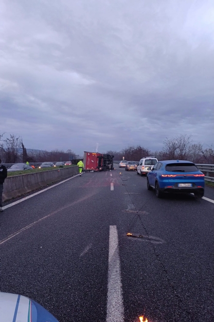 INCIDENTE SUL RACCORDO TORINO-CASELLE - Camion si ribalta in corsia di sorpasso