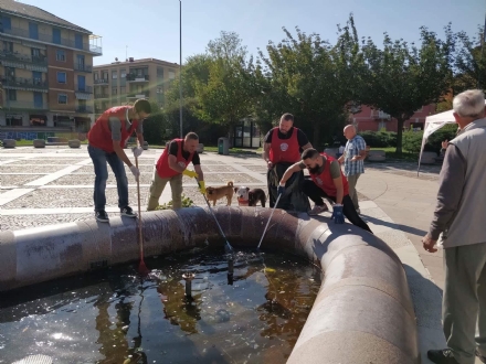 VENARIA - I militanti di CasaPound ripuliscono la fontana di piazza Pettiti