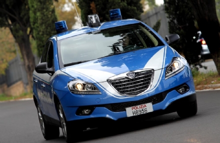 RIVOLI - Ruba un portafogli al mercato: subito arrestata dalla polizia