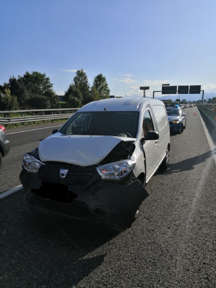 COLLEGNO - Maxi tamponamento in tangenziale : cinque mezzi coinvolti, un ferito