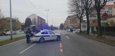 RIVOLI - Non si ferma al posto di blocco: era senza revisione e assicurazione. 43enne nei guai
