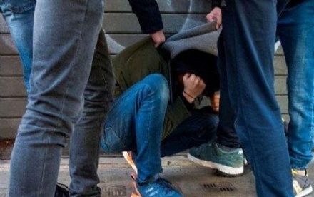 ALPIGNANO - Pestaggio in piazza Robotti: regolamento di conti tra bande di giovani. Un ferito