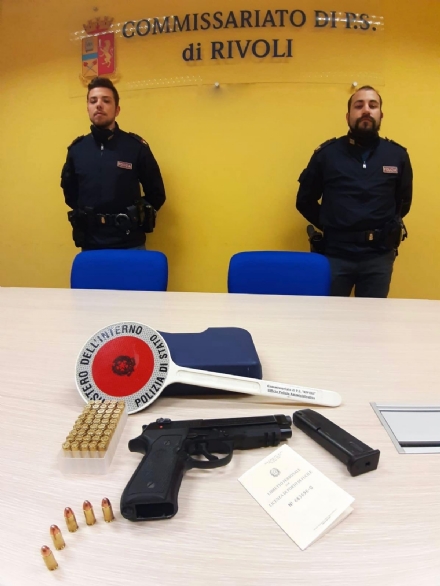 RIVOLI - Non accetta la fine della relazione e la sperona con l'auto e le invia una foto con pistola e proiettili