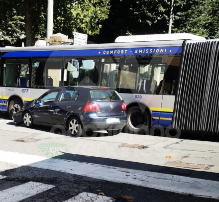 VENARIA - Ancora un incidente in via Zanellato: scontro fra un autobus e una Golf