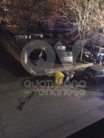 VENARIA - Auto a fuoco nel parcheggio di via Rossini: cortocircuito o atto doloso?
