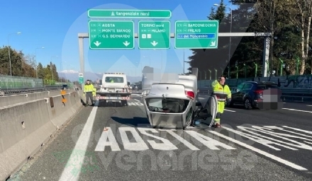 INCIDENTE IN TANGENZIALE A RIVOLI - Scontro fra due auto, una si ribalta - FOTO