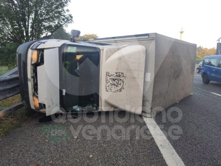 INCIDENTE IN TANGENZIALE A RIVOLI - Furgone si ribalta, un ferito - FOTO