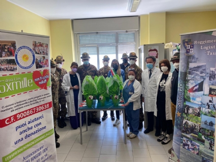 RIVOLI - Gli Alpini della Taurinense donano le uova di Pasqua ai pazienti della Pediatria - FOTO