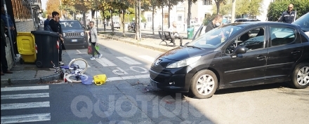 VENARIA - Ciclista in ospedale dopo l'impatto con l'auto: trascinata per una ventina di metri