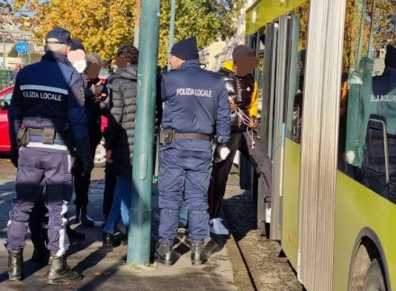 TORINO-VENARIA - Controlli sull'autobus «11»: in 23 erano senza biglietto