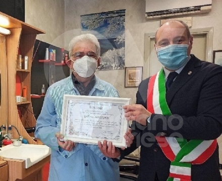 COLLEGNO - Il barbiere Gilberto Mazzini va in pensione: il Comune lo ringrazia con una targa - FOTO