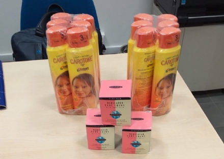 CASELLE - Le creme per lo sbiancamento della pelle era nascoste nella valigia: denunciato