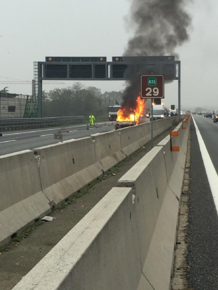 RIVOLI - Auto a gpl a fuoco mentre è in marcia in tangenziale: conducente salvo per miracolo