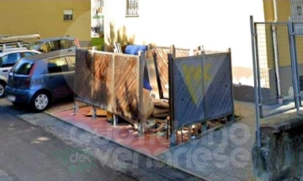 VENARIA - Tolti i gabbiotti in legno tra via Sciesa e corso Matteotti: troppi rifiuti abbandonati