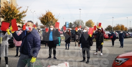 RIVOLI - «Tu sì, tu no. Senza Dpi non ci sto»: protesta di infermieri e operatori sanitari Asl To3