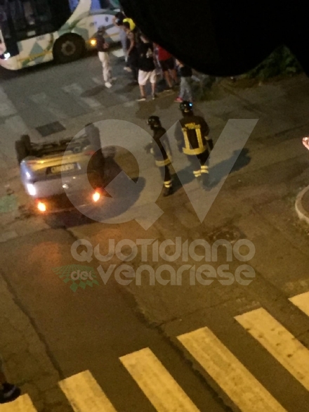 VENARIA - Ennesimo scontro fra due auto in corso Matteotti: una si ribalta