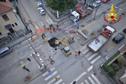 VENARIA - Voragine in strada: caos in viale Buridani