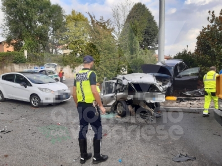 INCIDENTE A RIVOLI - Scontro fra 5 mezzi alla rotatoria: gravissime madre e figlia - FOTO