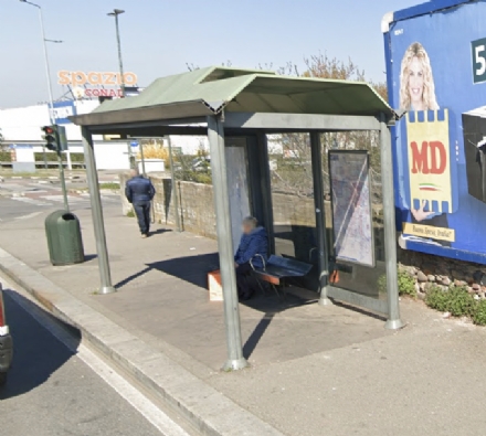 TORINO-VENARIA - Si masturba in auto vicino alla fermata del bus, sotto gli occhi di una giovane