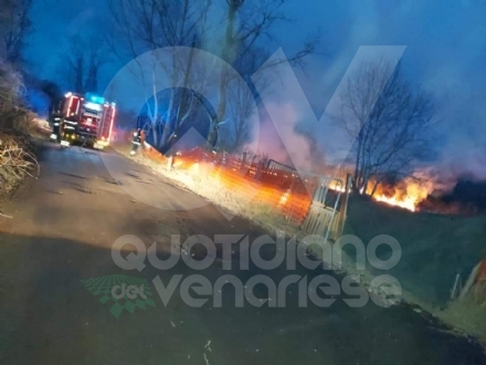 VENARIA - Terreno a fuoco in via Stefanat: bruciate sterpaglie e rifiuti