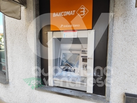 ROBASSOMERO - Assalto notturno con la fiamma ossidrica al bancomat dell'Unicredit