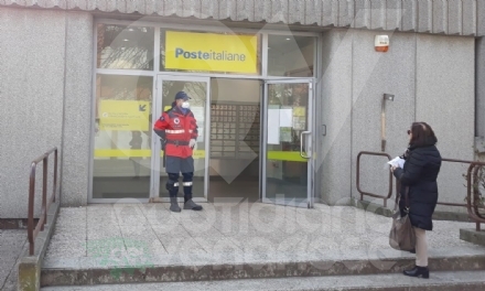 VENARIA - L'Associazione Nazionale Carabinieri in prima fila nella gestione dei flussi alle Poste