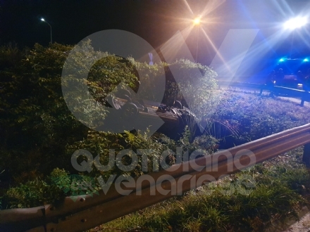 INCIDENTE A CAFASSE - Perde il controllo dell'auto e finisce fuori strada: 35enne ferito - FOTO