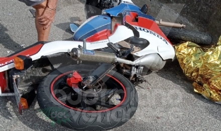 INCIDENTE AD ALPIGNANO - Motociclista grave dopo il tamponamento in via Garibaldi - FOTO