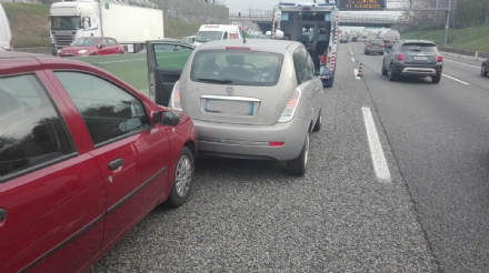 COLLEGNO - Caos e disagi in tangenziale: tamponamento fra quattro auto. Due persone ferite