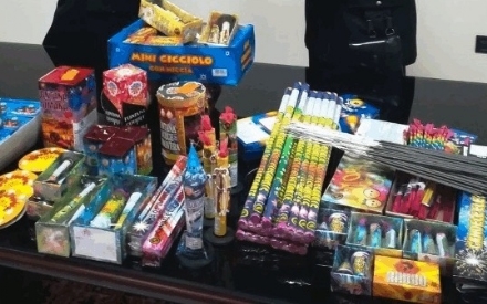 BORGARO - Vendeva i fuochi d'artificio tramite Facebook: 22enne denunciata