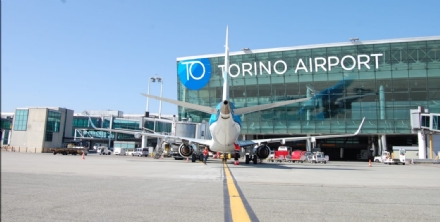 CORONAVIRUS - In aeroporto affisso materiale informativo per i passeggeri