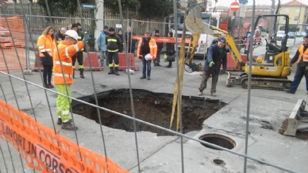 VENARIA - Voragine in viale Buridani: ancora disagi nella giornata di venerdì
