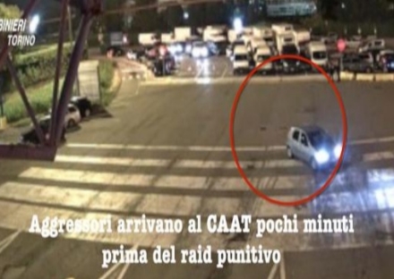 GRUGLIASCO - Minacce, mazze e spranghe per avere il monopolio del facchinaggio: 4 arresti