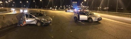 RIVOLI - Il furgone perde parte del carico: quindici auto coinvolte, quattro feriti