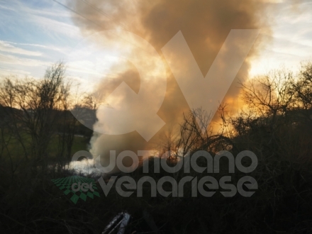 INCENDIO TRA TORINO, SAVONERA E VENARIA - A fuoco dei rifiuti: colonna di fumo visibile a distanza - FOTO