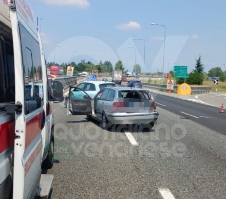 INCIDENTE IN TANGENZIALE A RIVOLI - Tamponamento fra due auto: un ferito - FOTO