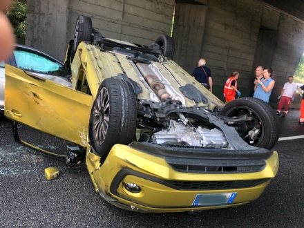 COLLEGNO - Incidente in tangenziale: tre veicoli coinvolti, un'auto ribaltata e quattro feriti