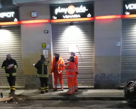 VENARIA - Fumo dalla sala scommesse: panico in strada, ma era un falso allarme