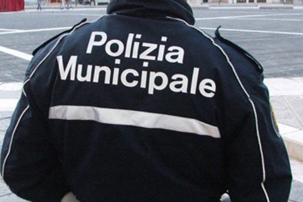 COLLEGNO - Civich e carabinieri fanno sgomberare gli insediamenti abusivi di via Sassi e Certosa