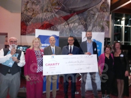 VENARIA - «Venaria Reale Charity Dinner»: 12mila euro alla Fondazione piemontese per la ricerca sul cancro - FOTO