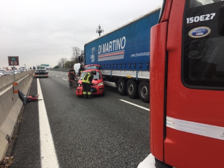RIVOLI - Caos in tangenziale dopo lo scontro fra un'auto e un tir: una donna ferita